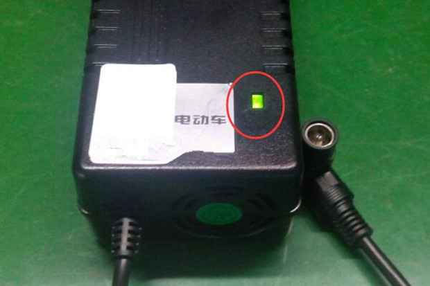 电瓶车接入充电器插入电源，显示绿灯，不显示充电？
