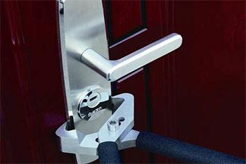 防盗门的锁芯已经损坏，如何开锁？