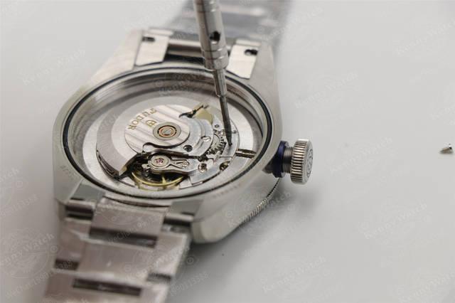手表里面积满了污垢，用什么方法可清理干净？