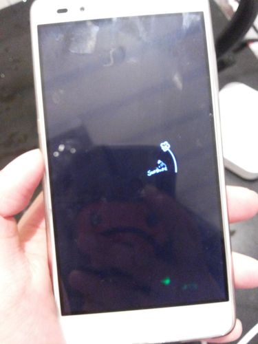 手机屏幕显示色斑跟哪些原因有关？