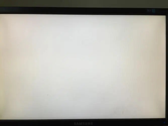 电脑显示器白屏，是显示器问题还是其他原因？