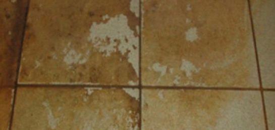 沐浴房地面积累的黄污垢该如何去除？