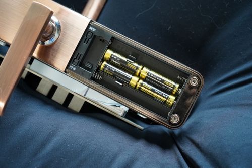 智能门锁电池没电了，怎么更换新的电池？