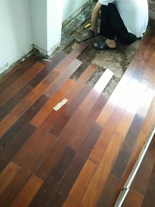 实木地板有划痕如何修复？