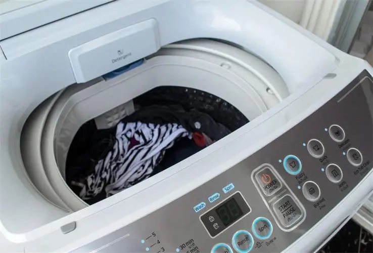 洗衣机打开有股臭味怎么办？