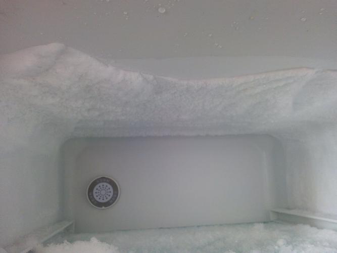 冰箱冷藏室内结了很多冰，怎么解决？