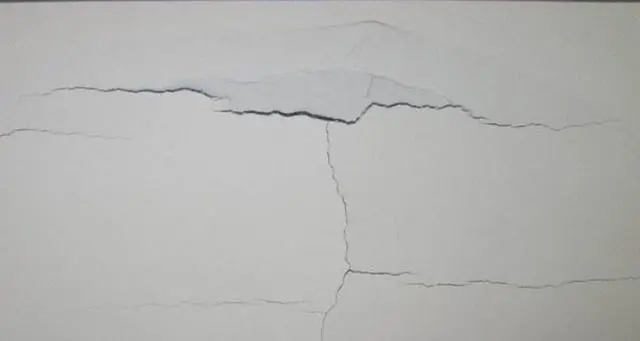护墙板出现裂缝是哪些因素引起的？
