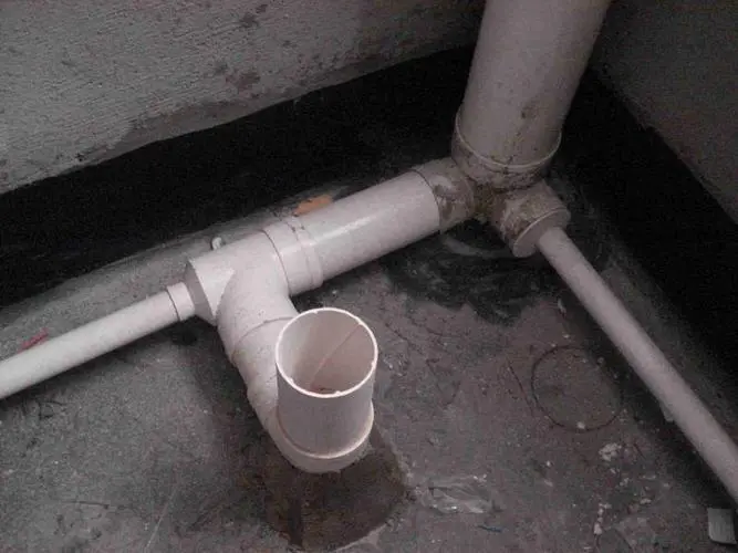 马桶下水管总是发出臭味，怎么解决？