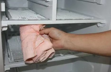 怎样快速给冰箱除冰？